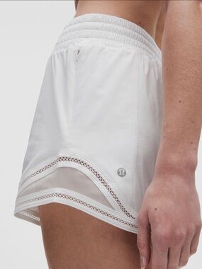 LULULEMON HOTTY HOT HR SHORTS 4” LACE TRIM IN WHITE SZ 10 NWT